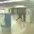 Policia publikoi filmimet e bëra nga një kamer në një stacion metroje- Dy të rinj, njëri turk dhe njëri grek keqtrajtojnë një të moshuar
