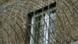Stacheldraht vor dem vergitterten Fenster einer Justizvollzugsanstalt (Foto: AP) Stacheldraht vor dem vergitterten Fenster einer Justizvollzugsanstalt (Foto: AP)