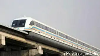 A maglev (magnetically levitating) train approaches its terminus in Shanghai, China on 07 January 2008. According to a report by state media, the cost of a planned 170 KM maglev line connecting the cities of Shanghai and Hangzhou is likely to more than double the original estimate of 20 Million Euro per KM to 50 Million Euro per KM as measures to reduce impact on nearby residential areas have taken. EPA/QILAI SHEN +++(c) dpa - Report+++