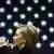 Hillary Clinton vor US-Fahne (AP Photo/Elise Amendola)