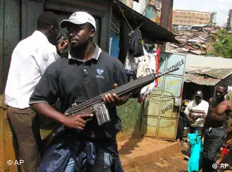 肯尼亚民兵在贫民区执勤