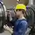 Maschinenbauer an einem Dampfturbinen-Rotor (Foto: AP)