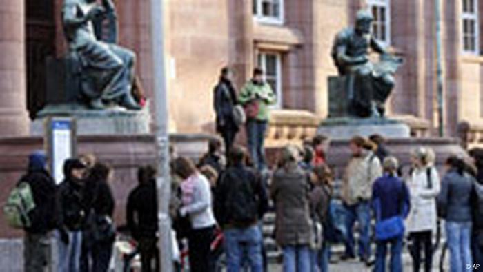 Kollegiengebäude der Albert-Ludwigs-Universität Freiburg (AP)
