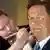 Wachskünstlerin arbeitet mit Pinsel am Gesicht der Wachsfigur von Gerhard Schröder