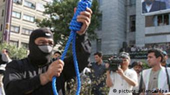 Henker bei der Vorbereitung einer öffentlichen Hinrichtungen im Iran