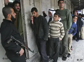 加沙地带巴勒斯坦人排长队买烤饼