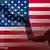 Fallender Dow-Jones-Index vor US Flagge