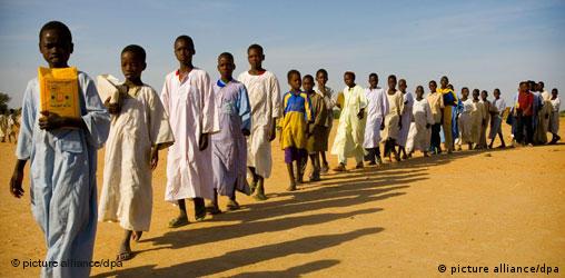 Flüchtlingskinder aus Darfur stellen sich in einem Lager im Tschad für den Beginn der Schule auf: Mehr als 300.000 Menschen sind durch Rebellenkämpfe in der westsudanesischen Provinz Darfur seit 2003 getötet worden, die Zahl der Flüchtlinge liegt bei mehr als 2,5 Million Menschen (Foto: dpa/2007)