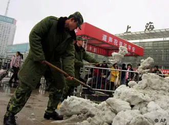 军队在上海火车站前清雪