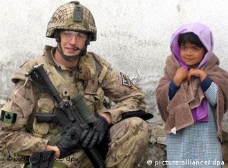 Ein kanadischer Soldat mit einem afghanischen Mädchen in Kandahar (2007), Foto: dpa