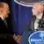 Rudolph Giuliani (links) gibt John McCain (r.) die Hand (Quelle: AP)