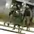 Soldaten des Kommando Spezialkräfte (KSK) der Bundeswehr bereiten bei einer in einer Übung in der Graf-Zeppelin-Kaserne in Calw das Abseilen aus einem Hubschrauber vor (Archivbild von 2004: AP)