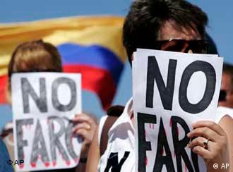 Zwei Demonstranten in Montevideo halten No FARC-Plakate hoch