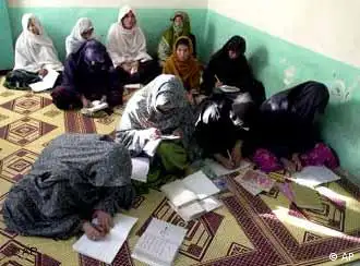 全球共有大约九亿文盲，其中三分之二是妇女。图为阿富汗妇女又有了认字的权利