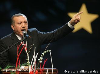 Erdogan fue aclamado como una estrella pop en Colonia.