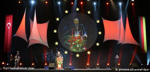 Cumhurbaşkanı Erdoğan, Almanyadaki ilk büyük seçim etkinliğini 2008 yılında Köln Arenada düzenlenmişti.