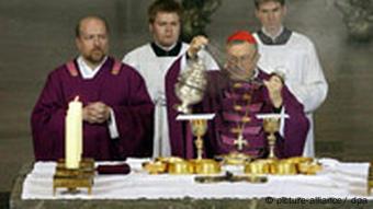 Der scheidende Vorsitzende der katholischen Deutschen Bischofskonferenz (DBK), der Mainzer Kardinal Karl Lehmann (M), während des Gottesdienstes im Dom in Würzburg (Unterfranken).+++(c) dpa - Report++
