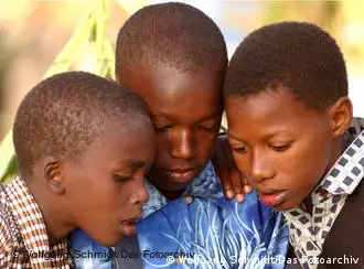 Radionovelas für dei 12- bis 20-Jährigen in Ländern südlich der Sahara: Das DW-Projekt Learning by Ear