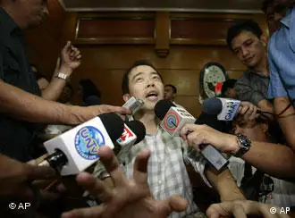 周四，一起腐败案的证人在菲律宾法院门前被记者包围。菲局势越来越紧张