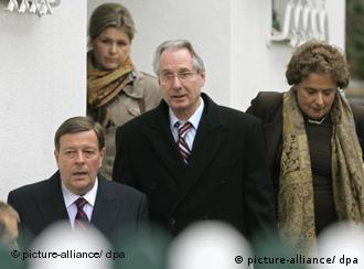 Klaus Zumwinkel (medio) sale de su casa en compañía de su abogado (izq.).