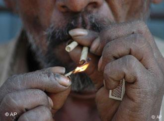 Smoking at restaurant in India. Courtesy: DW.com