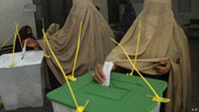 Frauen, die Burka tragen, gaben ihre Stimmen bei den Parlamentswahlen in Pakistan ab.  (AP)