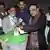 آصف علی زرداری، رئیس قبیله‌ی زرداری، رأی خود را به صندوق می‌اندازد