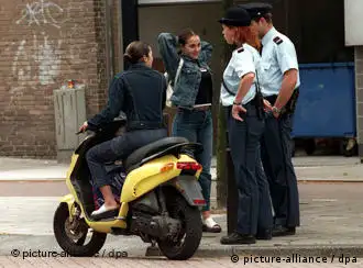 移民问题多多的Slotervaart区（图中，两名摩洛哥妇女因违反交规而受到警察叔叔的“青睐”）
