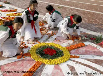 Blumenschmuck zum Tag der Muttersprache am 21. Februar: Junge Frauen in Dhaka, Bangladesch, am Märtyrermonument Shaheed Minar