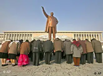 资料图片：朝鲜民众向“伟大领袖”金日成的塑像鞠躬