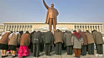 Stanovnici Sjeverne Koreje klanjaju se pred kipom bivšeg predsjednika Kima Ila Sunga