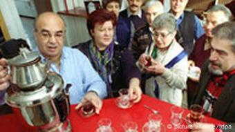 Группа пожилых жителей ФРГ турецкого происхождения у самовара