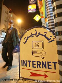 Hinweis-Schild für ein Internet-Café in Tanger, Quelle: dpa