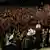Dirigent Simon Rattle und einige Musiker vor jubelnder Menge