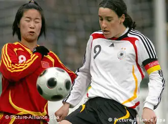 Frauenfußball, Länderspiel Deutschland gegen China am Donnerstag (28.02.2008) im Badenova-Stadion in Freiburg: Birgit Prinz (r) von Deutschland kämpft mit Zhang Na (l) von China um den Ball. Die deutschen Frauen gewannen das Spiel mit 2:0. Foto: Patrick Seeger dpa/lsw +++(c) dpa - Report+++