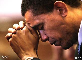 Obama betet (Quelle: AP)
