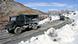 LKW auf Bergstraße, Schnee am Straßenrand, im Hintergrund ein Berg und blauer Himmel (Archivbild) LKW auf Bergstraße, Schnee am Straßenrand, im Hintergrund ein Berg und blauer Himmel (Archivbild)
