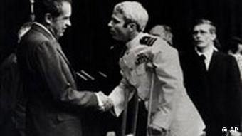 John McCain wird 1973 nach seiner Rückkehr aus Vietnam von Präsident Nixon begrüßt