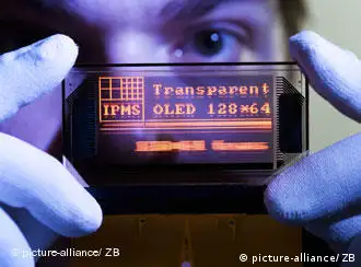 Ein Wissenschaftler präsentiert eine transparente organische Leuchtdiode, OLED, am Fraunhofer-Institut für Photonische Mikrosysteme, IPMS, in Dresden, aufgenommen am 04.05.2007. Foto: Jürgen Loesel +++(c) dpa - Report+++