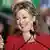 Hillary Clinton im roten Kostüm bei einer Wahlveranstaltung in Ohio (Foto: AP)