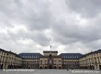 Das Mannheimer Schloss mit dem neu gestalteten Schlosshof. Foto: Ronald Wittek dpa