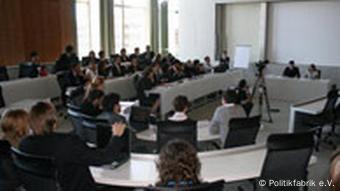 In einem Konferenzsaal diskutieren die Studenten über aktuelle politische Themen (Foto: Politikfabrik)
