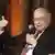 Warren Buffet mit einem Mikrofon in der Hand in einem Sessel (Foto: AP)