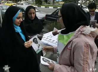 一名伊朗女子分发为改革派候选人宣传的材料