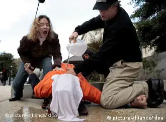 美国人权人士演示“水刑”以示抗议