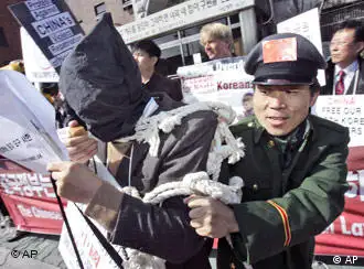 韩国人扮成中国警察，在首尔抗议中国对待朝鲜难民的政策