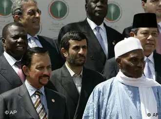 伊朗总统阿贾德（中间）也参加了峰会