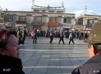 Polizei kontrolliert den Jokhang Platz im Zentrum von Lhasa