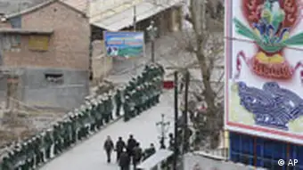 Chinesische Polizei steht Wache am Kloster in Xiahe Labrang, China