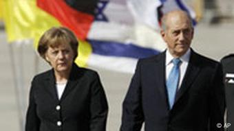 Merkel besucht Israel - Zusammen mit Ehud Olmert direkt bei der Ankunft in Tel Aviv